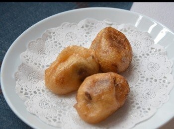 step2: 粉糰逐小顆放入糖水中一起煮熟，然後熄火，再倒入100克糯米粉，拌勻後攤一陣。
攤到手可接受溫度。食物袋倒少少油搓勻。