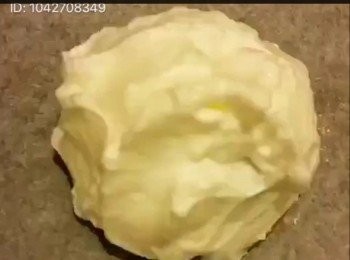 step4: 蛋白霜蓋面，要完全覆蓋及密封雪米磁，蛋白霜充滿空氣泡能隔熱，如不夠密封會把雪糕焗溶的