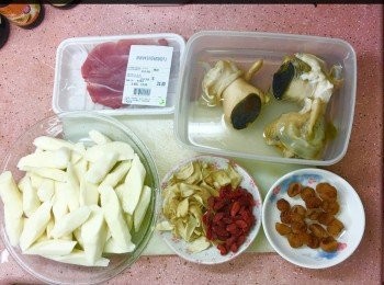 step1: ～螺頭解凍後洗淨，用薑葱飛水 待用
～紅棗去核洗淨 待用