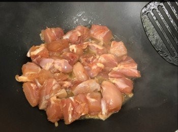 step4: 油滾落雞先炒至半熟