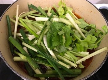 step7: 享用前再煮滾，熄火，放入唐芹及葱撈勻，即可享用熱辣辣美味雞煲