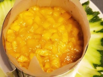 step5: 把芒果肉舖在中層，壓實