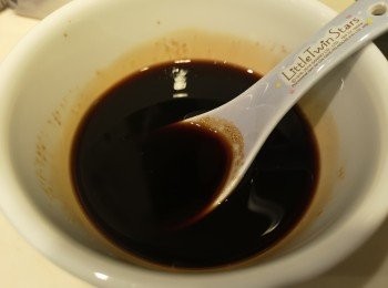 step1: 調味料混合攪混備用，薑切片，蔥切段。