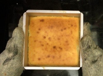 step12: 放入焗爐以150度中層烤30分鐘
30分鐘後如果表面不太上色，轉180度，放上一層烤2-3分鐘就上色了
烤好的芝士餅放入雪櫃2小時之後拿出來切條即成