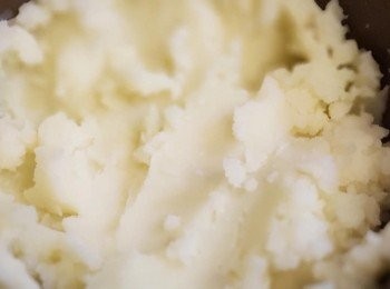 step1: 先把薯仔洗乾淨去皮切粒， 放入滾水烚15分鐘後隔去水份，把薯仔壓成薯蓉，