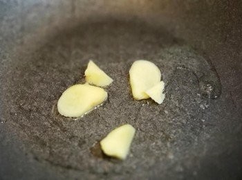 step1: 下油鑊中大火爆香薑片