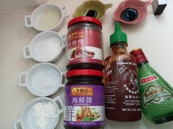step1: 準備材料，乾蔥切粒。