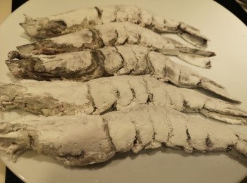 step2: 蝦挑走蝦膠和沙囊，蝦撲上粟粉，用半煎炸方式煎蝦備用。