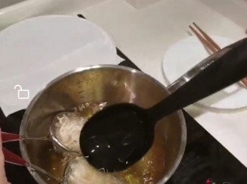 step7: 將芋蝦放入兩個隔篩，再用湯勺淋油在芋蝦表面。