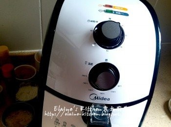 step8: 放入<a href="https://bit.ly/3zHU5V3" target="_blank" data-keyword="雞中翼" class="guide-link"><strong>雞中翼</strong></a> <span style="display:inline-block;vertical-align:middle;margin-top:-3px;color:initial;border-radius:3px;padding:2px 3px;font-size:12px;line-height:14px;background:#87d300;color:#fff;">即買</span> (雞皮向下) , 溫度調至180C , 時間調至8分鐘