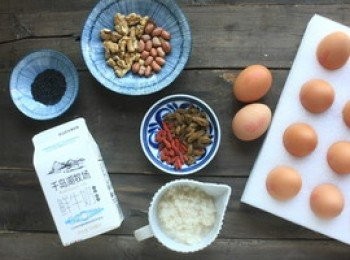 step1: 將核桃，花生炒香，然後把炒好的花生和核桃，葡萄乾和杞子倒到碗底。