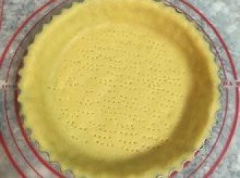 step11: 放到模具上,進行整型，並用叉子在麵皮底部戳些排氣孔；放冰箱冷藏，接著便可預熱烤箱到170度。