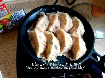 step12: 5分鐘後開蓋將火力調低至300 , 至完全收乾水份 , 將餃子倒扣於碟上即可