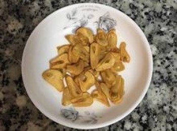 step6: 蒜片起鍋後先放在廚房紙巾上吸油散熱，保持酥脆；