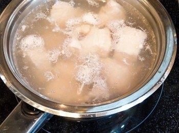 step1: 一字排沖乾淨, 放入清水中以小火加熱, 好讓雜質和血水排出後, 以暖水沖乾淨, 隔乾水備用