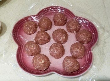 step3: 用湯匙整圓一口大小之肉丸。