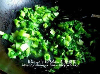 step19: 小棠菜放入鑊中 , 加少許鹽及薑汁拌勻 , 蓋上蓋用慢火煮3分鐘至小棠菜軟身