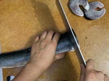 step4: 之後把白鱔切件，每件大約1-1.5cm厚