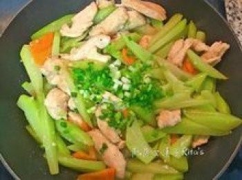 step12: 放入蔥花炒勻後起鍋。