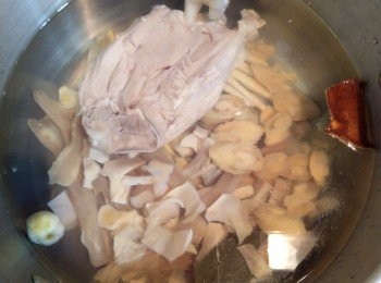 step5: 陳皮洗過，與薑片和十二碗清水(包括螺湯, 約兩碗), 放入煲內, 同時放入豬腱、螺肉、瑤柱(連水)、沙蔘、玉竹、小鮑魚和無花果, 以中大火煲至滾起後轉小火煲兩個半小時