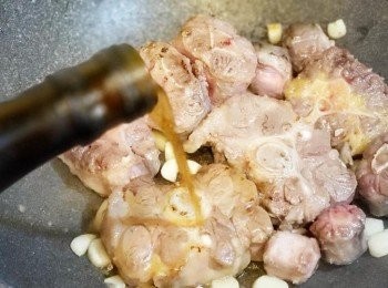 step6: 用中火加入牛尾煎香， 加入些少白酒再略為煎炒