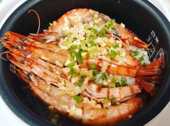 step1: 先洗乾淨大蝦，在背脊用剪刀開邊，起腸，盡量剪深D (之後可釀入醃料）, 剪短蝦腳, 用鹽、胡椒粉、蒜蓉、麻油醃蝦15分鐘