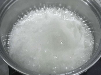step2: 用100毫升水煮糖，煮至完全溶化，然後下麥芽糖拌勻