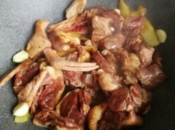 step3: 落油將薑片、蒜頭爆香，落鴨件煎至微焦，約5分鐘。