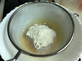 step3: 篩入低筋麵粉拌勻