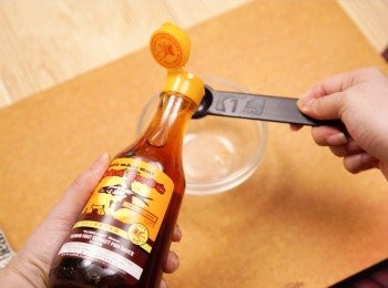 step2: 用越香「飛獅富國」魚露2茶匙。 