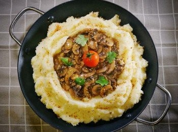 step5: 把薯蓉放在器皿上， 最後把蘑菇汁舖面， 灑上芝麻，即成