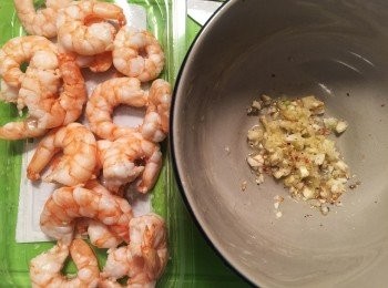 step1: 將蒜蓉、鹽和黑胡椒、檸檬汁拌勻