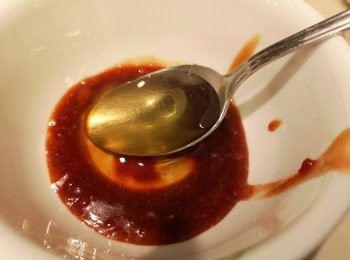 step7: 醃料醬汁加一湯匙麥芽糖攪勻。