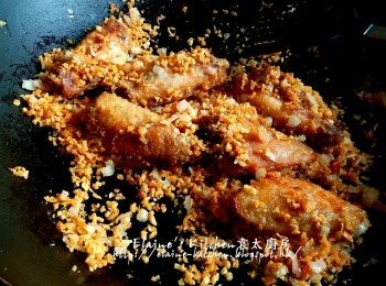 step11: 將<a href="https://bit.ly/3zHU5V3" target="_blank" data-keyword="雞中翼" class="guide-link"><strong>雞中翼</strong></a> <span style="display:inline-block;vertical-align:middle;margin-top:-3px;color:initial;border-radius:3px;padding:2px 3px;font-size:12px;line-height:14px;background:#87d300;color:#fff;">即買</span> 加入炸蒜內拌勻即可