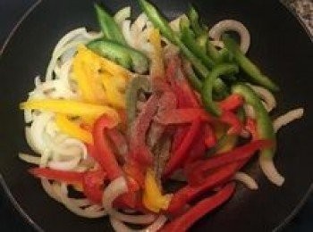 step4: 加入調味料後拌炒；