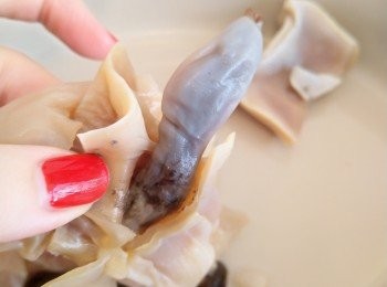 step1: 花膠三隻（大隻浸過夜，細隻浸六至八個小時）; 螺頭及鮑魚洗好，分別用水浸住；螺頭浸八小時後水留起，挖去腸洗乾淨剪成粒備用; 鮑魚浸十二小時, 換水後再浸過夜, 與花膠跟薑蔥一起以小火煲至微滾, 煮十五至二十分鐘後取出, 放涼後剪去腸臟及用小刷將鮑魚邊在清水下沖洗乾淨待用; 除去花膠的內膜後待用