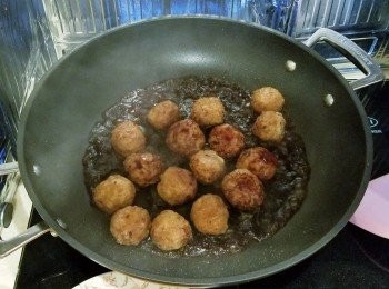 step6: 下全部醬汁材料煮滾後放肉丸拌勻，收汁後上碟。