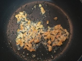 step4: 炒鍋放少許油，放蝦米炒香；