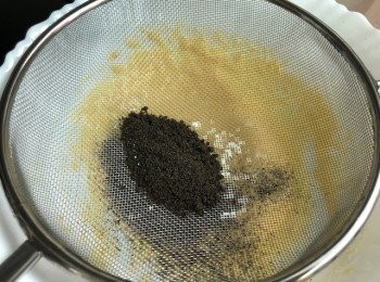 step4: 再篩入黑芝麻粉拌勻