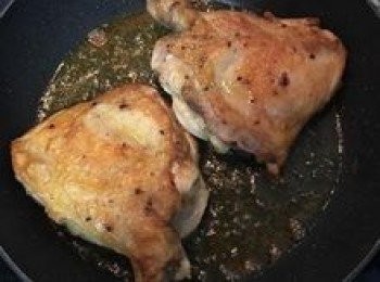 step7: 接著將雞腿皮朝下放入鍋中煎到皮金黃後翻面；