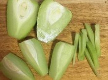 step4: 佛手瓜對切後，再對切，並去除籽再切成條狀；