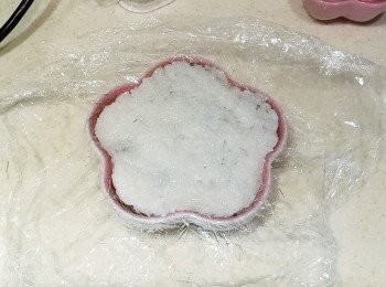 step4: 放一層糯米，再放一層紅豆蓉，最後放糯米壓平。