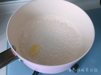 step1: 水煮滾後, 加入薑, 小火煮5分鐘 (可加入瘦肉)