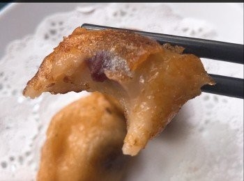 step3: 把糯米團放入袋繼續搓勻成軟身粉糰，將粉糰取一小粒，拉壓一下，放入豆沙餡，包好