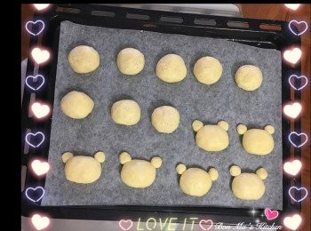 step1: 原味<span class="group_1">麻薯波波食譜</span>
~糯米粉、木薯粉過篩一次，加入芝士粉,巴馬臣芝士碎備用
～加入雞蛋、牛油溶液拌勻，逐小加入牛奶搓成麵糰。分成22g一個小團，然後捏出鬆弛熊造型。