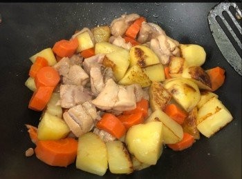 step5: 再落薯仔，甘筍同炒，再落蒲汁，炒匀，加水，煮至薯仔熟透。