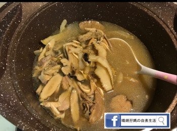 step2: 全部材料放入煲，加3L水，大火滾起，再轉小火煲1.5-2小時，加鹽調味便完成。