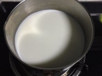 step2: 準備一個鍋，倒入牛奶和酒釀，開小火加熱，用勺子攪拌