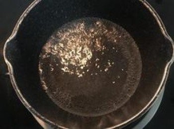 step4: 水煮滾關火，倒入糖拌到糖完全溶化；