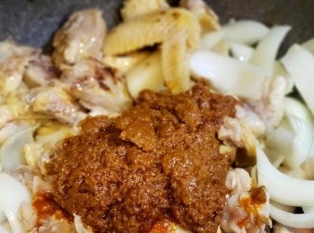 step4: 再加入咖哩即煮醬一包拌勻，再加入水拌炒均勻， 再加入薯仔煮5分鐘